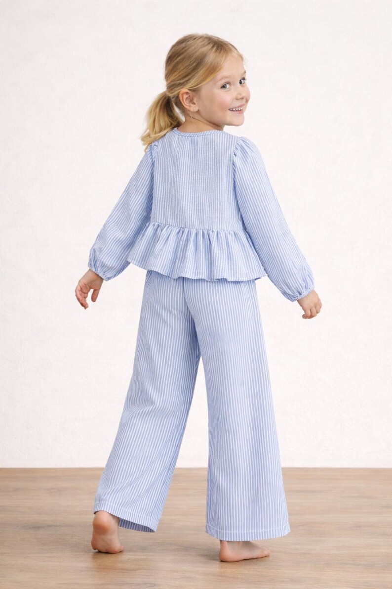 Mila Set: Conjunto de Blusa manga larga con volante + pantalón bota recta vista adicional
